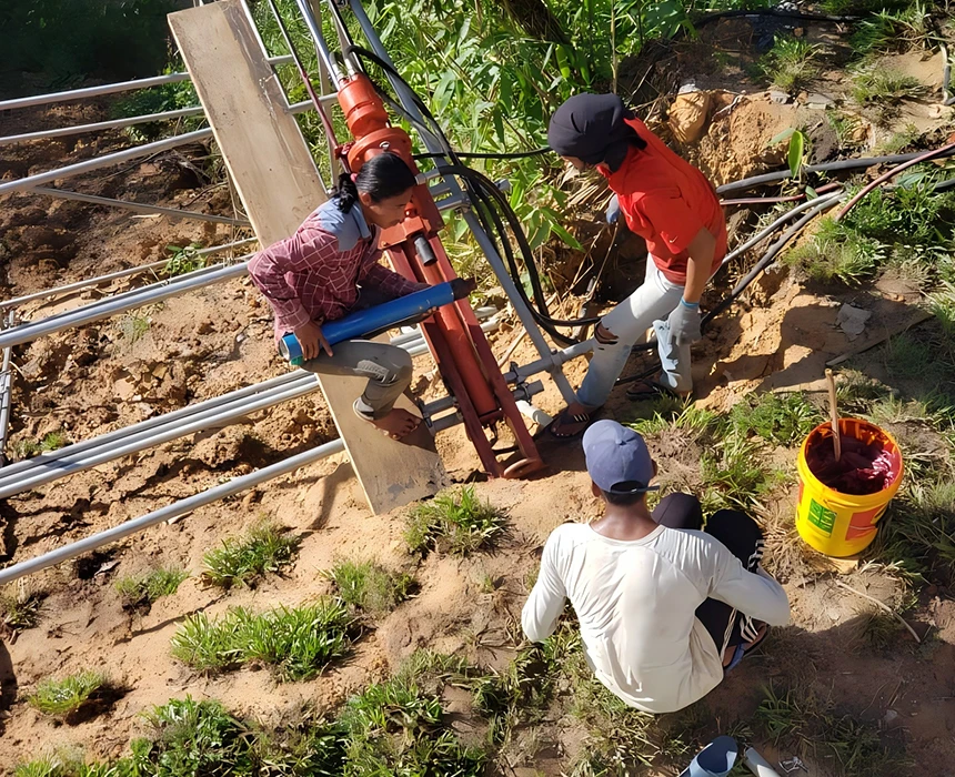 Solution de renforcement de pente pour appareil de forage pneumatique portable au fond du trou