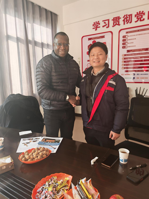 Accueillons chaleureusement les clients sud-asiatiques pour visiter notre usine pour négocier des affaires