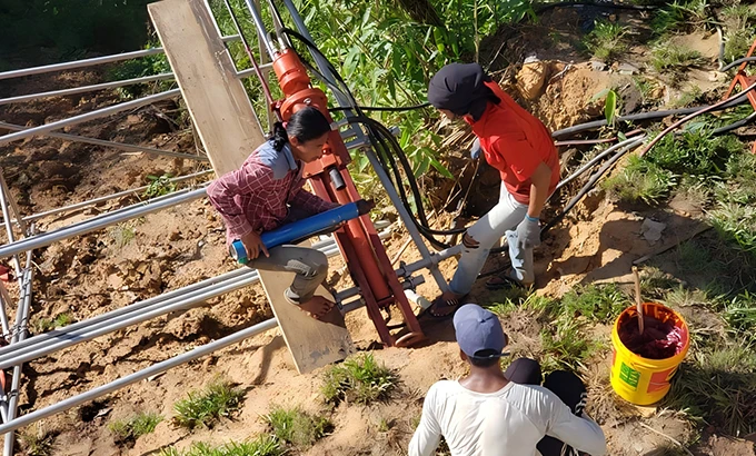 Solution de renforcement de pente pour appareil de forage pneumatique portable au fond du trou